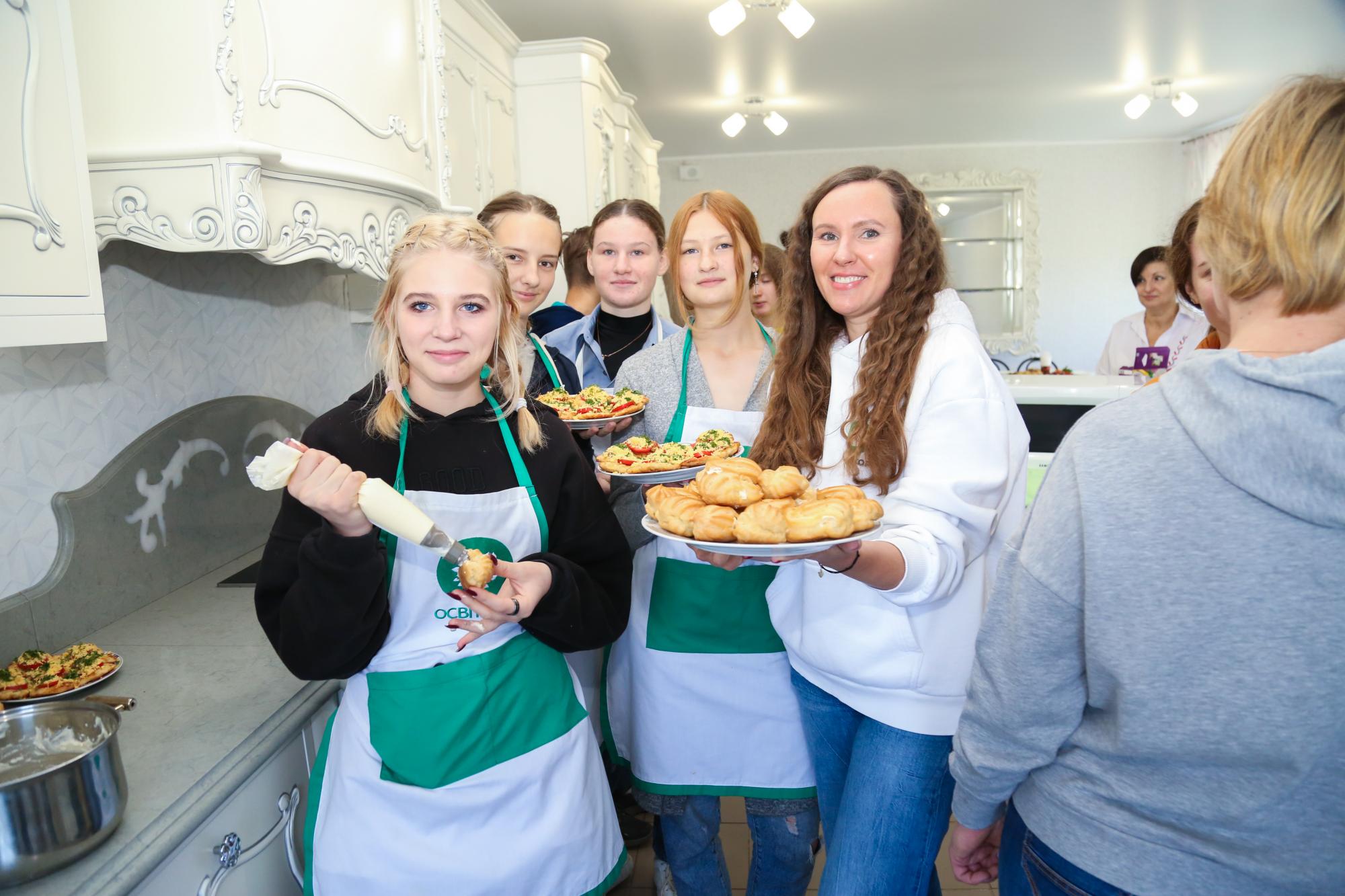 "Сергій цибульку наріже краще багатьох шеф-кухарів". Як в ліцеї у Борзні знедолених дітей вчать готувати і стригти (фото)